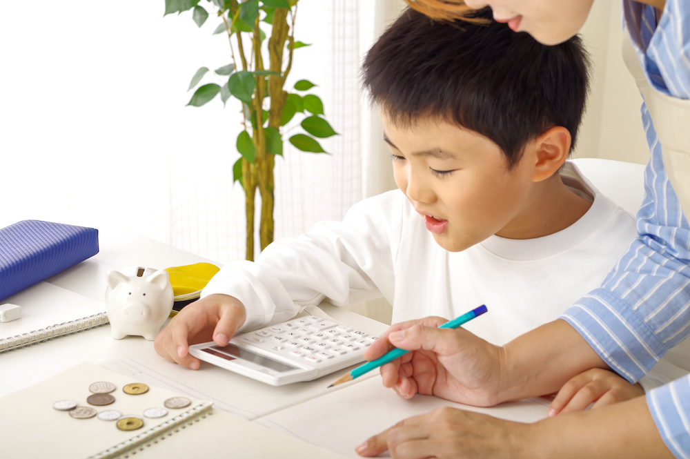 お金の勉強をする親子