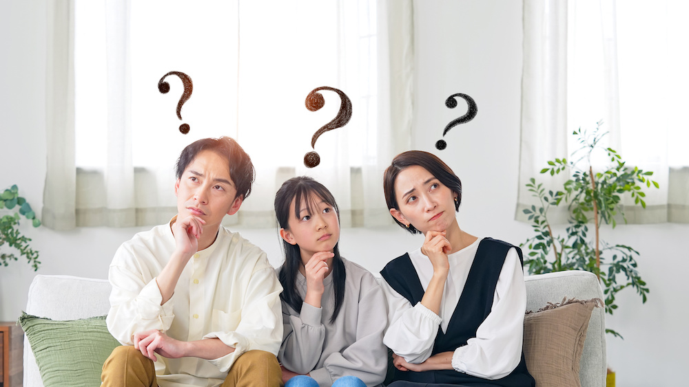 リビングルームで悩む親子