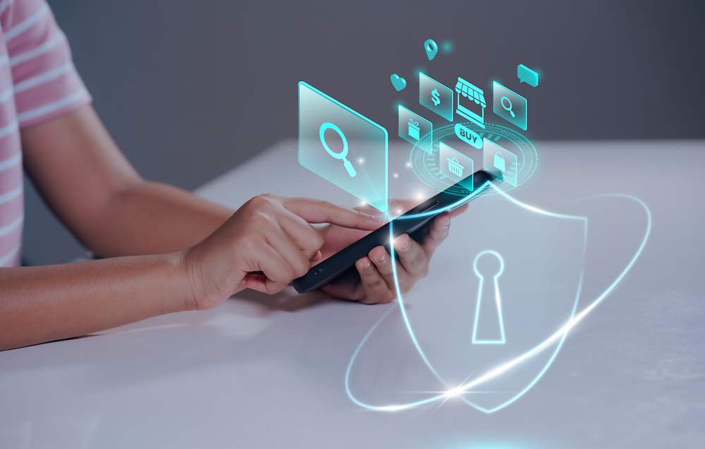 携帯を触る手元