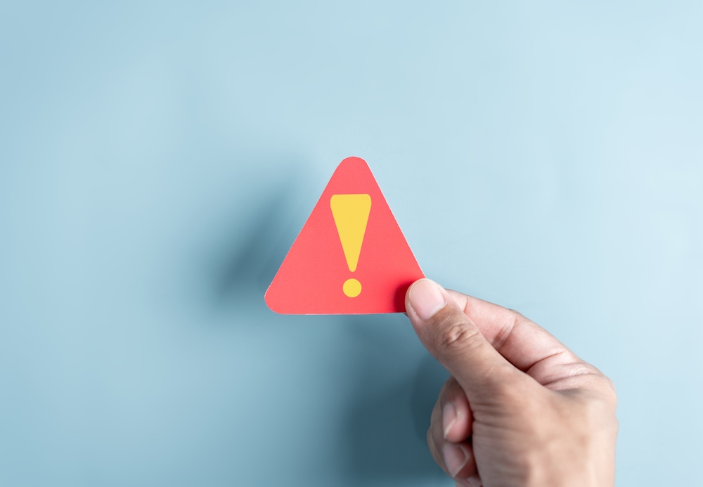 びっくりマークを持つ手