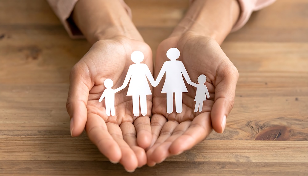 紙で作った4人家族