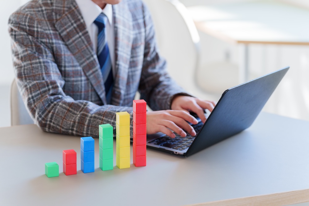 PC作業するスーツの男性の手元