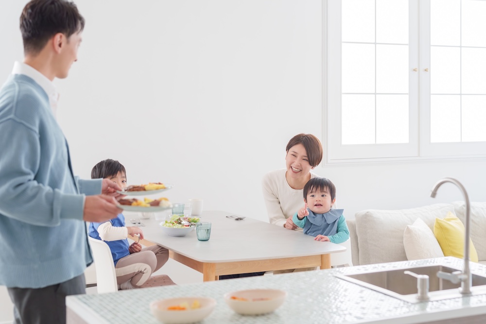 リビングにいる4人家族