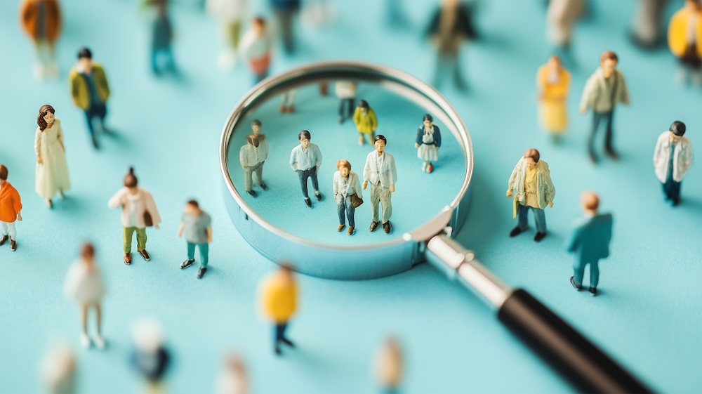 虫眼鏡で見るいろんな人のミニチュア